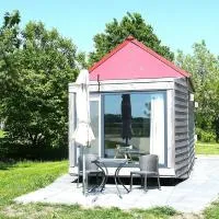 Tiny Cottage op Camping "De stal", hotel u gradu Drijber