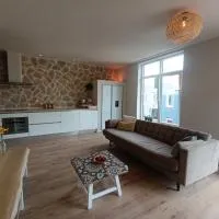 Mediterranean apartment with home theater, hotel di Bodegraven