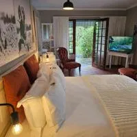 Pet-Friendly Courtyard Suite Tsitsikamma Gardens, hotel u gradu Sanddrif