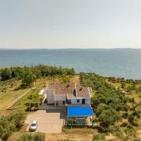 Coast Secluded House with Heated Pool, hotel u Privlaci