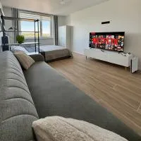 Fresh apartment, self check-in, high-speed WiFi, AC, hôtel à Komrat