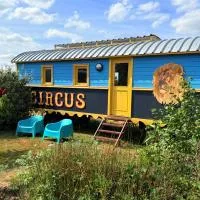 La roulotte CIRCUS des Grillots، فندق في Beaulon