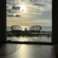 Stunning Oceanview 2B Waterfront Apartement, hotell sihtkohas Bijilo