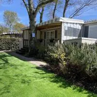 Mobil Home Premium avec vue sur le lac, hotel en Gastes