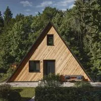 HAUS28 - Modernes A-Frame im Wald, hotell i Grattersdorf