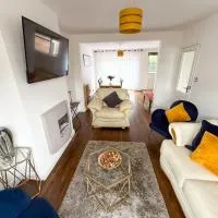 Bassetts House - Spacious! - Sleeps 7 - Close to PRUH Hospital - Free Parking, hotel di Farnborough
