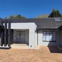 Ekuhlaleni a home away from home R7, hotel em Pretoria