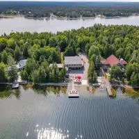 Waterfront w sauna, hot tub and boat slip EV, hotel u gradu Miller Lake