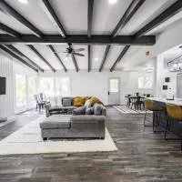 Gorgeous Renovated Home With Large & Private Lot, hotel din Winchester