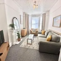 Stylish 3 Bed Home Near Oxton Village & Liverpool, hotel v destinaci Birkenhead