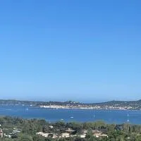 Appartement vue mer et Saint-Tropez - Domaine Les Restanques à Grimaud, hotel i Grimaud