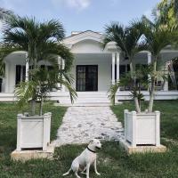 Hibiscus Hill Cricket Pavilion - retreat near Pink Sand Beach cottage, h&ocirc;tel &agrave; Harbour Island pr&egrave;s de&nbsp;: A&eacute;roport de North Eleuthera - ELH