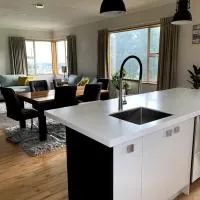 Cheerful country home with 3-bedrooms, 2-bathrooms, hotell i Dunedin