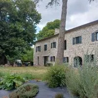 Aux 43 arbres Gîte Tilleul, hotel u gradu Craponne-sur-Arzon