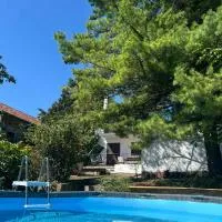 Kućica na brdu-Zaklopača: Zaklopača şehrinde bir otel