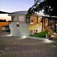 Nefeli's Dollhouse Caravan 3 minutes from Geroskipou Beach, hotel near Paphos International Airport - PFO, Yeroskipou