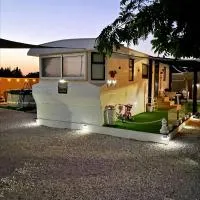 Nefeli's Dollhouse Caravan 3 minutes from Geroskipou Beach, viešbutis mieste Yeroskipou