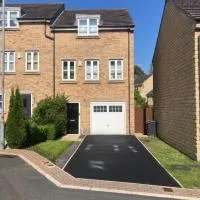 Entire 3 bedroom deluxe house, hótel í Cleckheaton