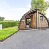 Pod2 - Powys River Pods - Pet Friendly Glamping Pod Builth Wells Powys Wales, готель у місті Garth