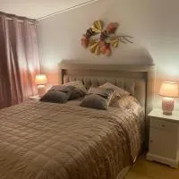 Genourus 4 bedroom family home, hotel en Märsta