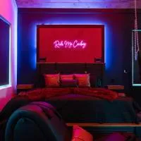 LEATHER & LACE NEW SEXY Cabin Adult Getaway, готель у місті Брокен-Боу