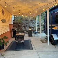 Charming WinnieTrailer with Cozy Private Patio Escape, hotell i Farmington