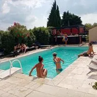 Le Val du Corsaire Petit déj compris, piscine, parking, hotel en Colonzelle