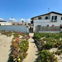 Beachfront Apartment with Private Beach Access - near Fiumicino Airport - Casa Romeo, hotel i Focene