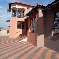 Tawana Guesthouse, hotel di Rustenburg