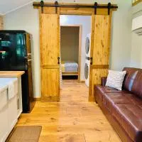 Jai Hollow Tiny Home Cottage, מלון ברובינסוויל