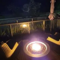Nature trail view with cozy patio and firetable，Innisfil的飯店