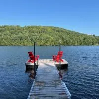 3bdrs Lakefront Chalet Peaceful Retreat, hotelli kohteessa Mont-Laurier
