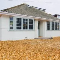 Beach Retreat luxury home just 2 minutes walk to the beach、サウスボーンのホテル