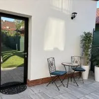 Little park house with car charger, hotel sa Stupava