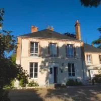 Logis Hotels Restaurants- Villa des Bordes โรงแรมในCléry-Saint-André