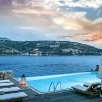 Εn Plo Luxury Suites, hotel a Karavostasion