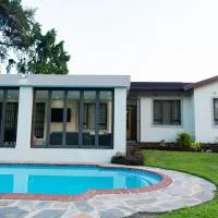 Tranquil Cowies Hill Stay, Hotel in Pinetown