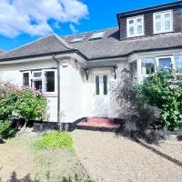 The Bush Residence, Shepperton - Two Ground Floor Guest Bedrooms, hotel v mestu Shepperton