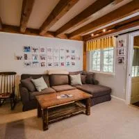 Cozy Condo, Minutes from Sunday River, hotel v destinácii Bethel
