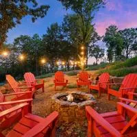 The Heights - Luxury Cabin with Mountain Views & Hot Tub, khách sạn ở Broken Bow