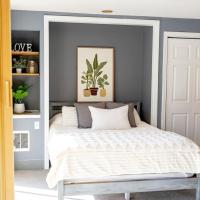 The Cozy Cove - Walk to Concerts & Lake, hotel near Laconia Municipal - LCI, Gilford