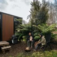 Kiwi Farm Cabin 2 by Tiny Away，Waitoki的飯店