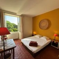 Le Prieuré Saint Pierre, gîtes et chambres d'hôtes dans un parc classé, hotell i Réaumur