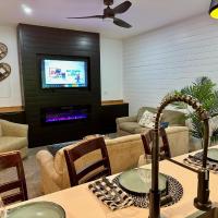 Modern 2BR Retreat in Harbor, hotel poblíž Pellston Regional Airport - PLN, Harbor Springs