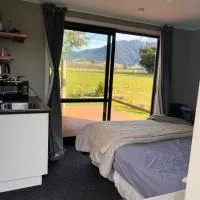 Adorable studio cottage with mountain views, hotel v destinácii Staveley