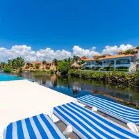 Viesnīca Lagoonfront Apartment with Pool and Beach Access pilsētā Puerto Aventurasa