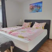 NEU Ganze Wohnung Boxspringbett & Gartenzugang, hotel em Betzdorf