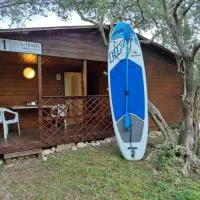 Olive Grove Beachside Cabins 80m from Beach Air-conditioned with Family Spirit under Biokovo, hotelli kohteessa Živogošće