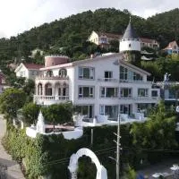 Laoshan Swan Castle Hot Spring Wellness Resort-Hot Spring Wellness Resort,Sky Infinity Pool,8 Indoor & Outdoor Hot Spring Pools,Dozens of Ocean-view Tea Pavilions,Your Secluded Wellness Paradise, hotel a Baoyudao