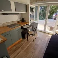 Charmant appartement dans une villa – hotel w mieście Sospel